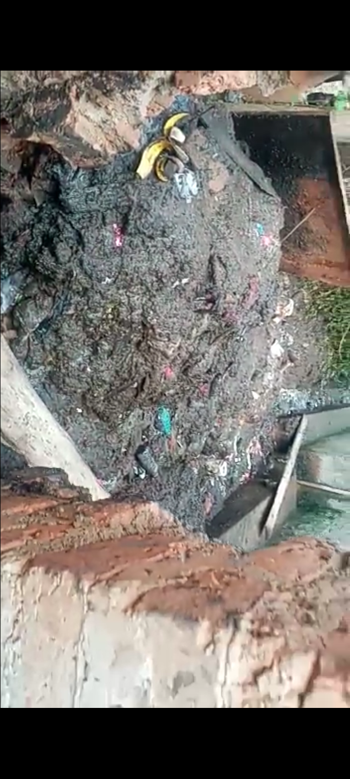 Senior Retired Police Officer  Empties Sewerage In Neighbour’s Compound .