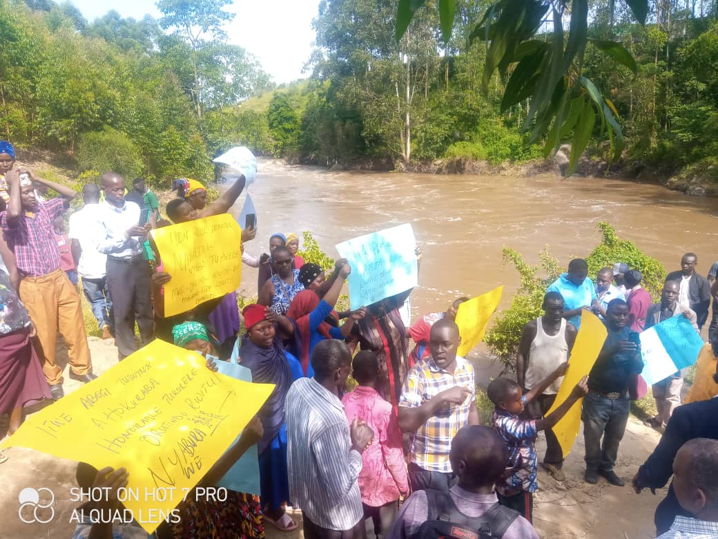 3 people drown in River Rwizi, locals petition Works Minister Katumba Wamala over collapsed bridge