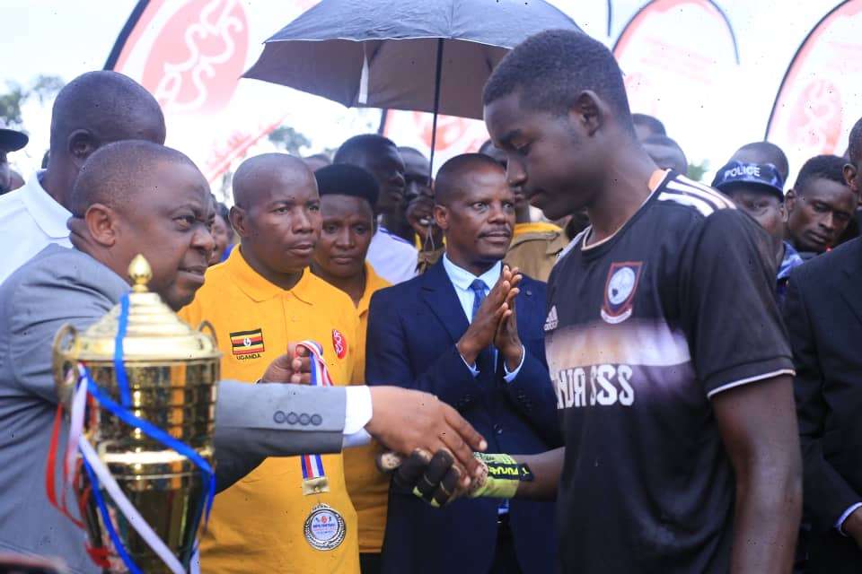 Jinja secondary School player hand shaking USSSA-President